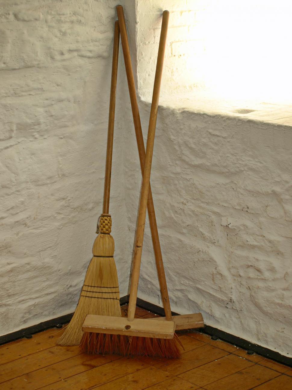 Free Image of Brooms and brooms leaning against a wall 