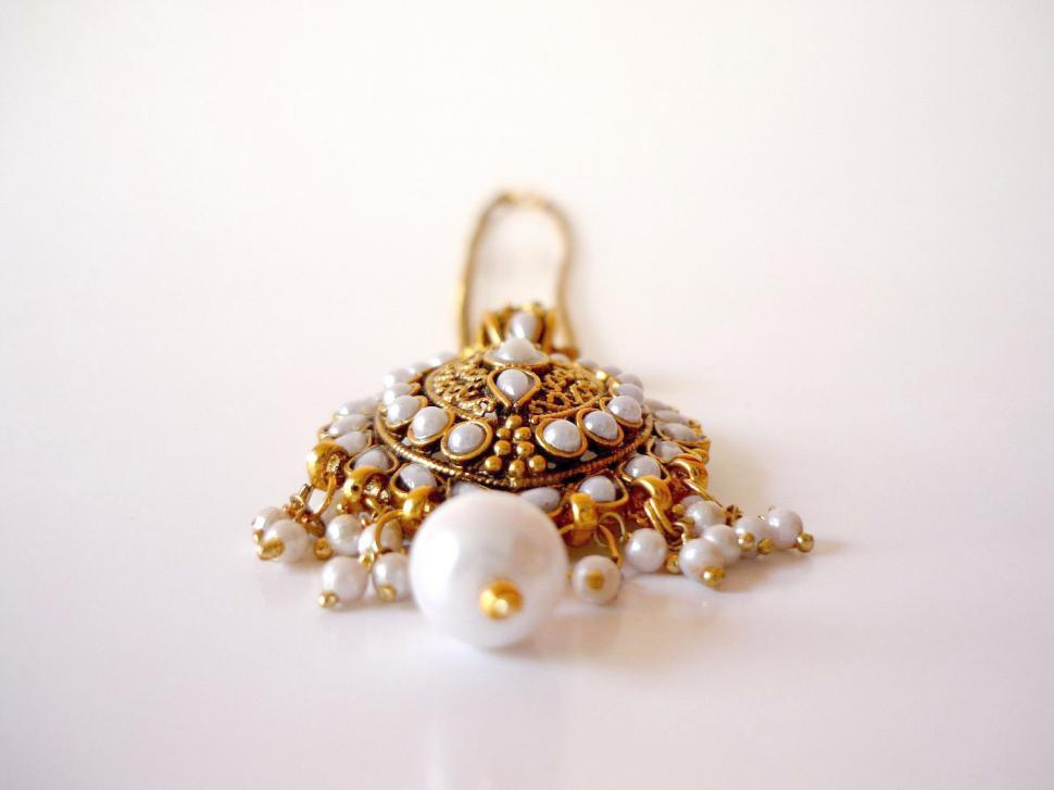 Free Image of Gold and pearl necklace 