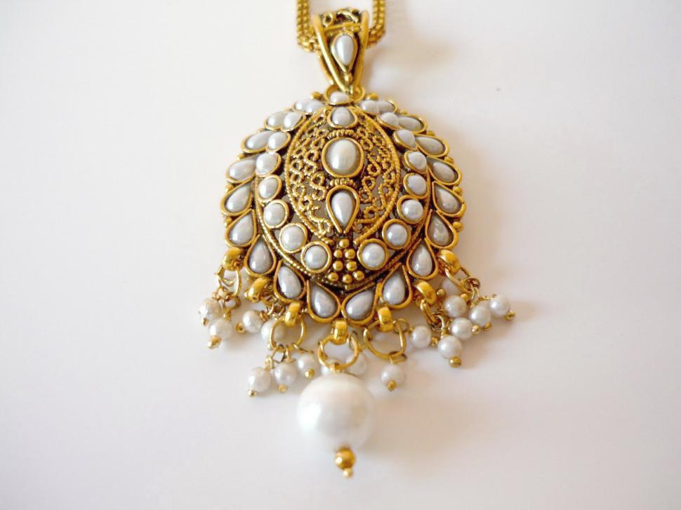 Free Image of Elegant Necklace With Pearls and Gold Chain 