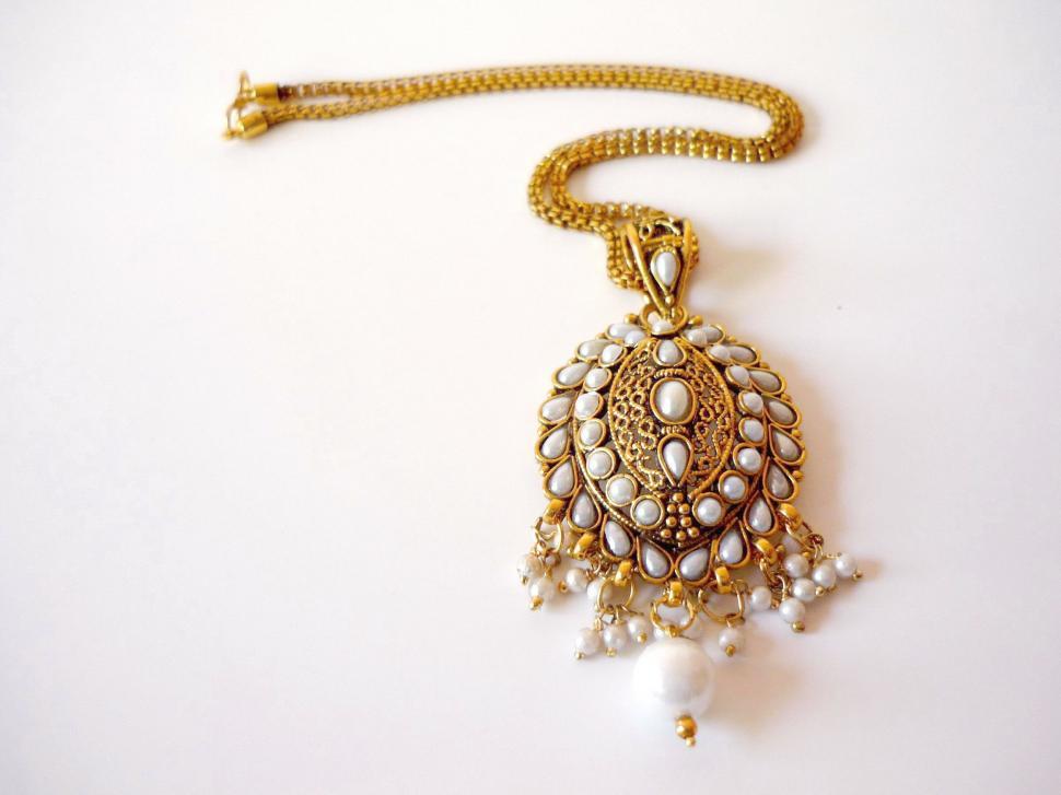 Free Image of Gold Necklace With Pearls and Tassel 