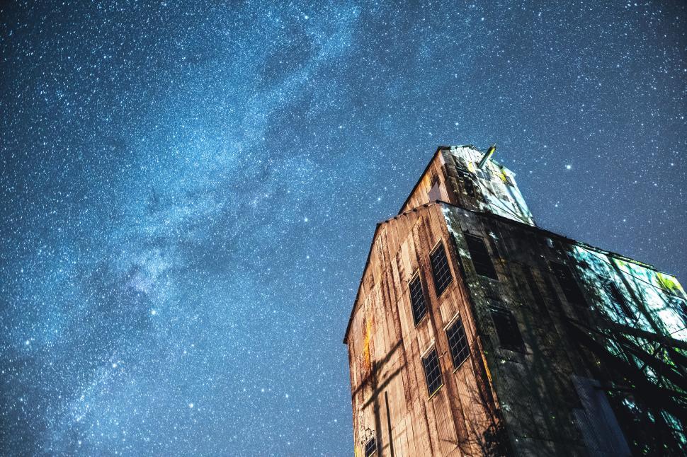 Free Image of A building with stars in the sky 