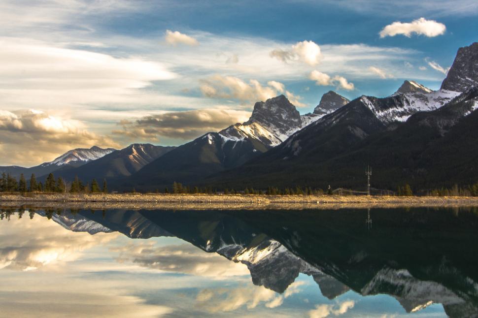 Free Image of A lake with mountains in the background 