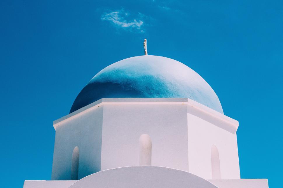 Free Image of A white building with a blue dome 