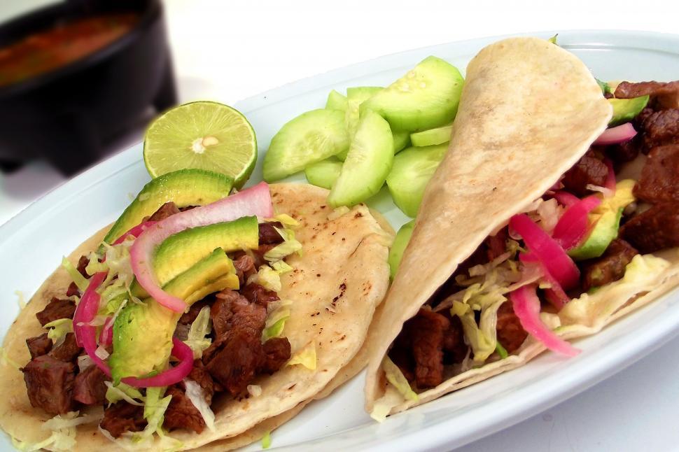 Free Image of A plate of tacos with vegetables and meat 