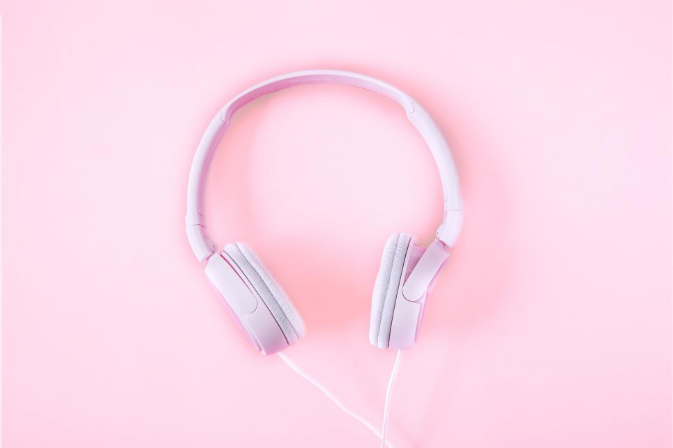 Free Image of A headphones on a pink background 