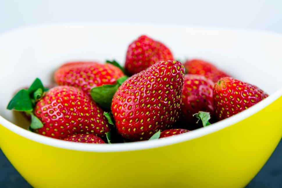 Free Image of A bowl of strawberries 