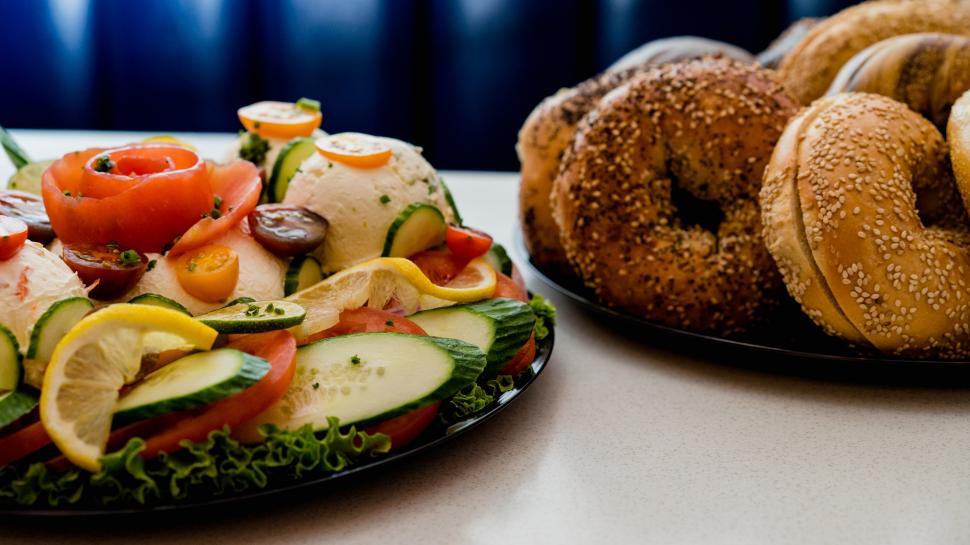 Free Image of A plate of salad and bagels 