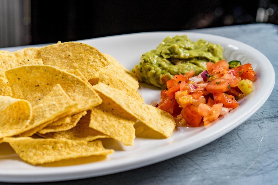 Free Image of A plate of chips and salsa 