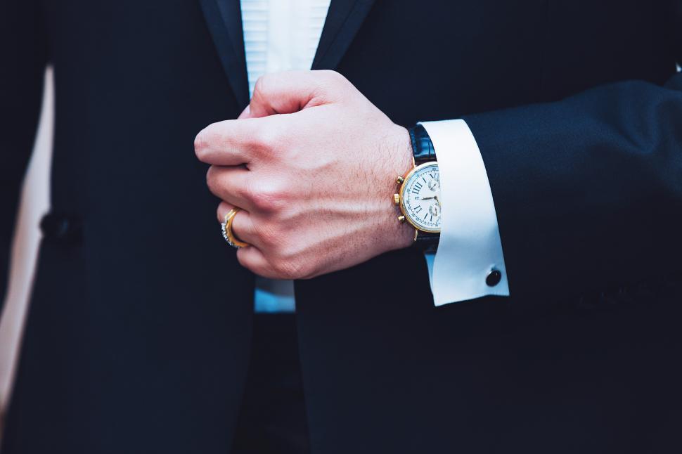 Free Image of A man wearing a suit and watch 
