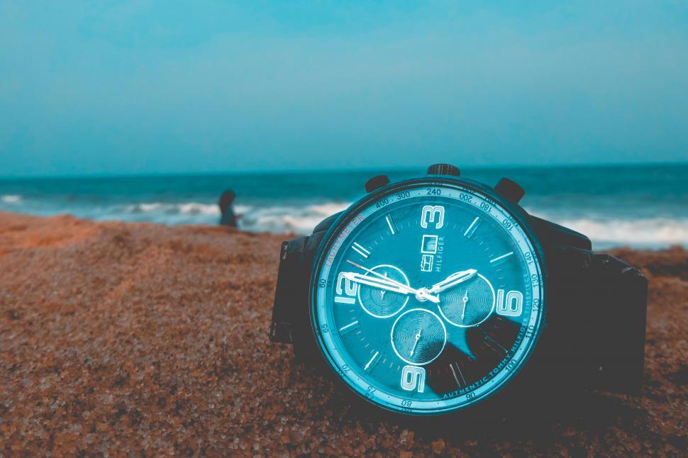 Free Image of A watch on the beach 