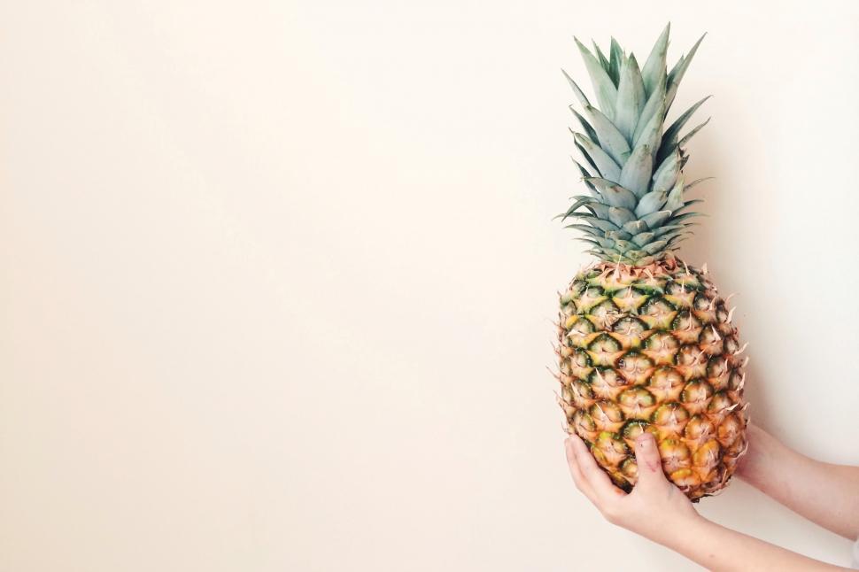 Free Image of A hand holding a pineapple 