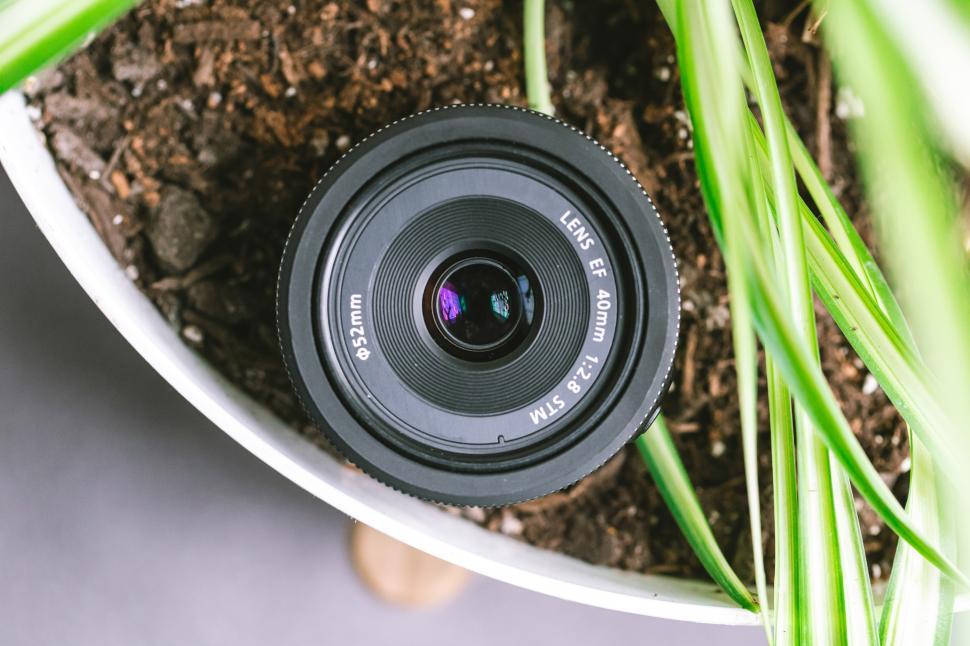 Free Image of A camera lens in a pot 