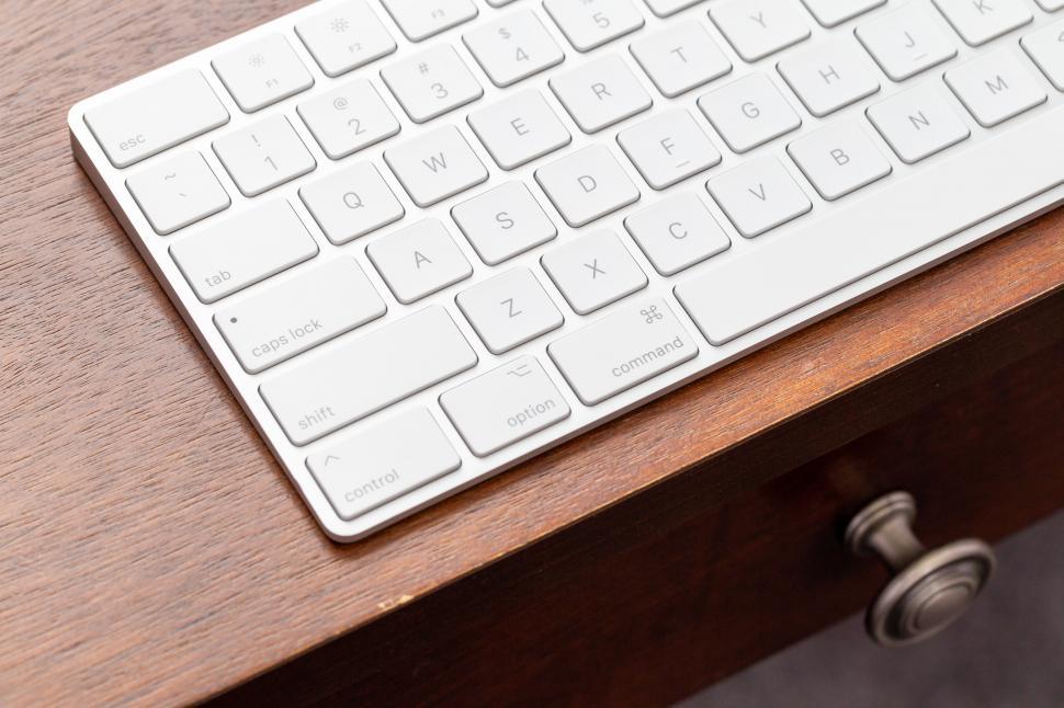 Free Image of A white keyboard on a desk 