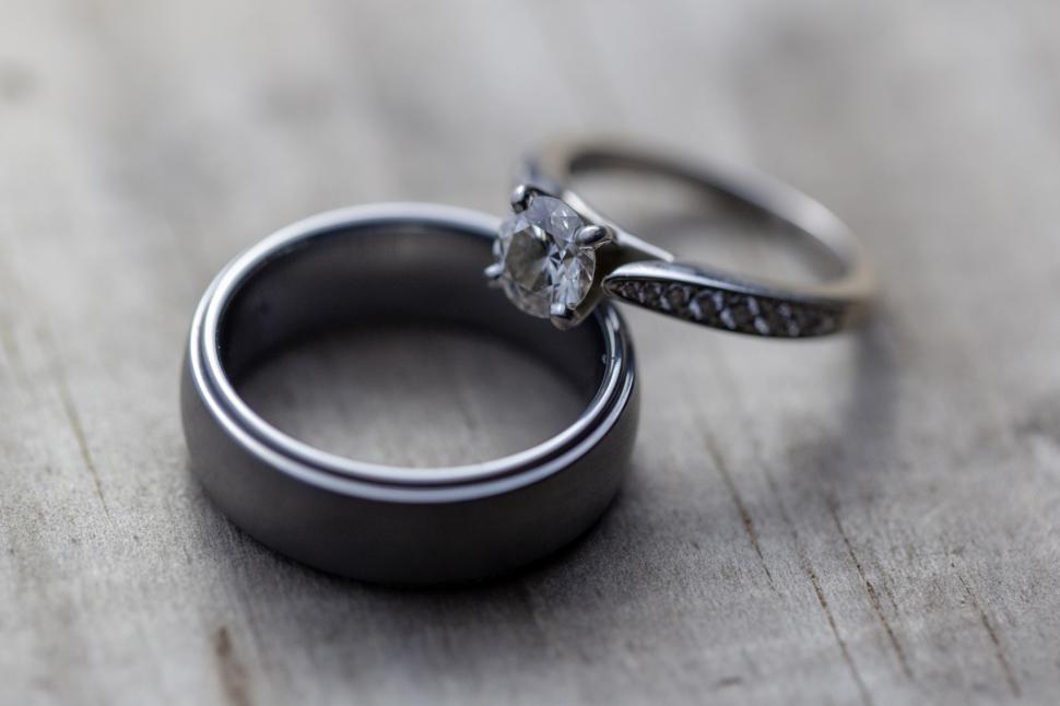 Free Image of A close up of two wedding rings 
