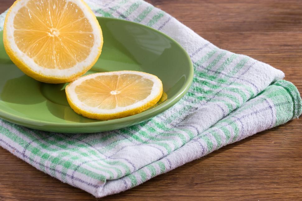 Free Image of A lemon cut in half on a plate 