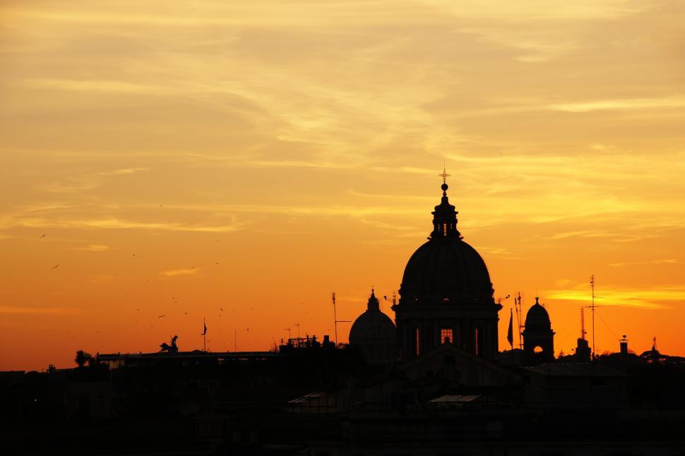Free Image of A silhouette of a building in Rome, Italy with a dome at sunset 