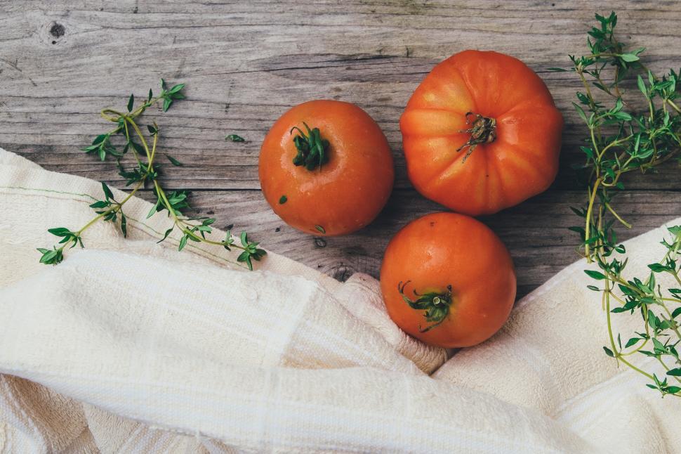 Free Image of A group of tomatoes on a table 