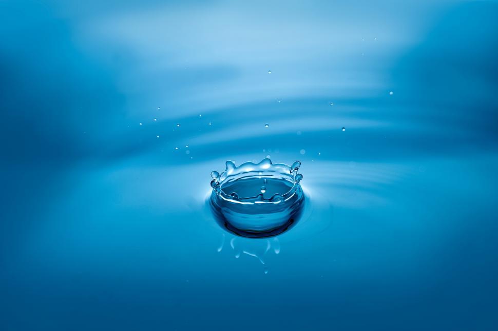 Free Image of A water droplet splashing into water 