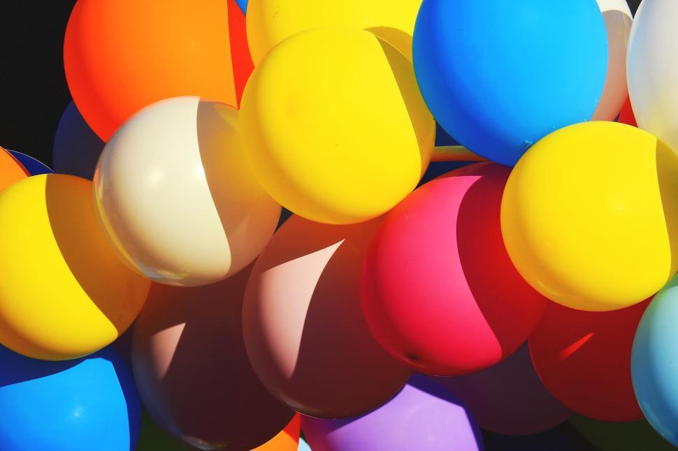 Free Image of A group of balloons in different colors 