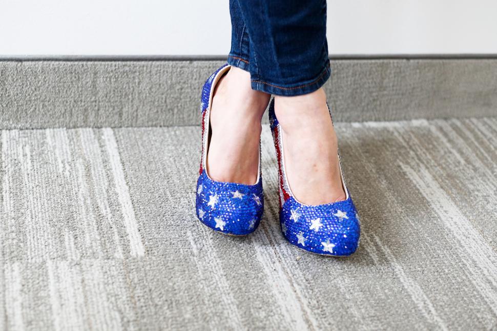 Free Image of A person wearing blue and red shoes 