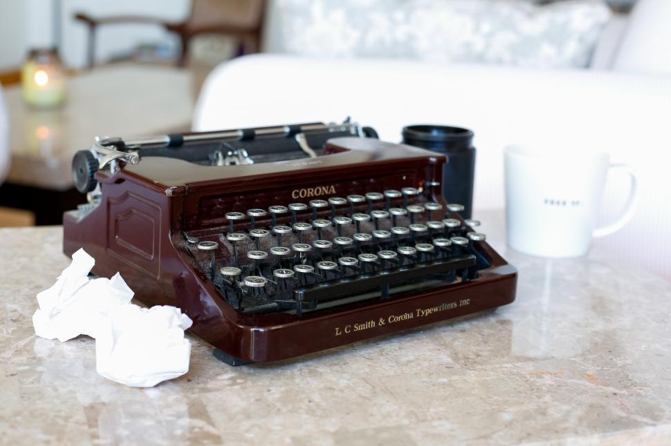 Free Image of A typewriter on a table 