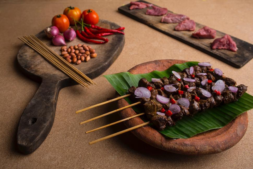 Free Image of A skewer on a plate with meat and vegetables 