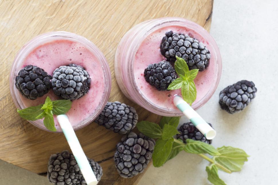 Free Image of Two glasses of smoothies with berries and mint leaves 