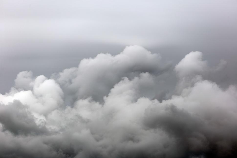 Free Image of A cloudy sky with many clouds 