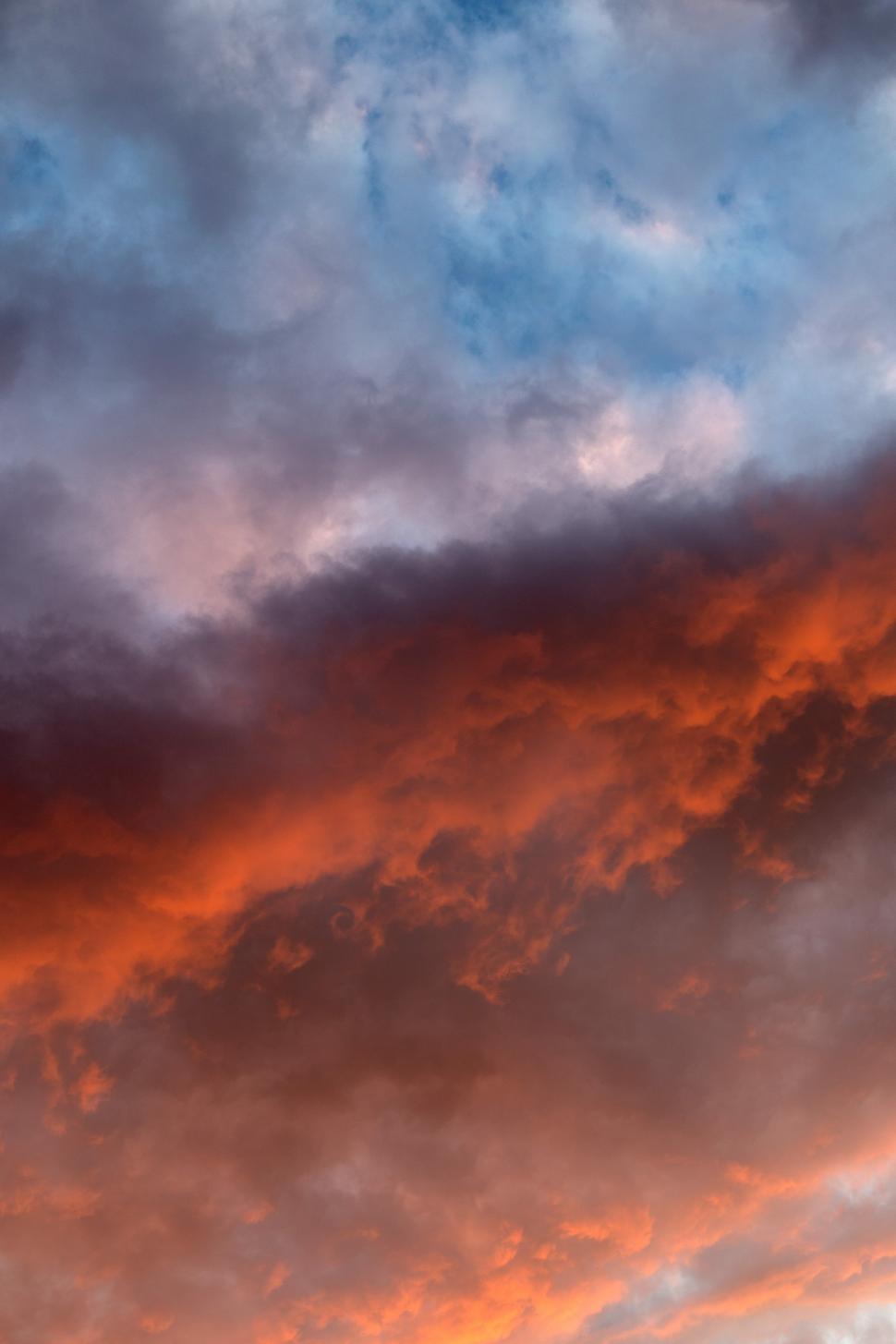 Free Image of A cloudy sky with orange and blue clouds 