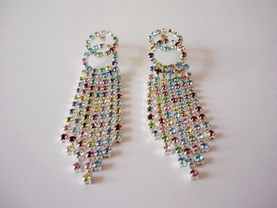 Free Image of Elegant Earrings With Beads and Chains 