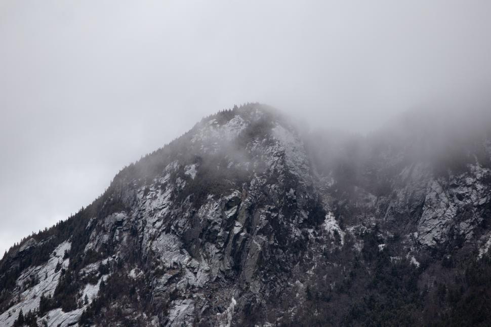 Free Image of A mountain with snow and clouds 