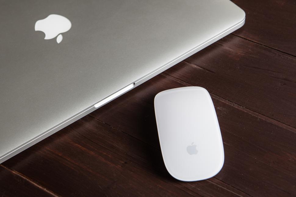 Free Image of A white computer mouse next to a laptop 