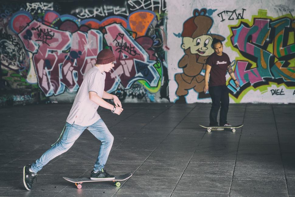 Free Image of A man on a skateboard 