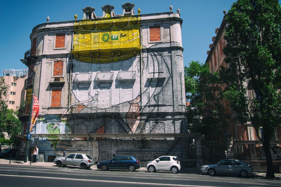 Free Image of A building with graffiti on it 