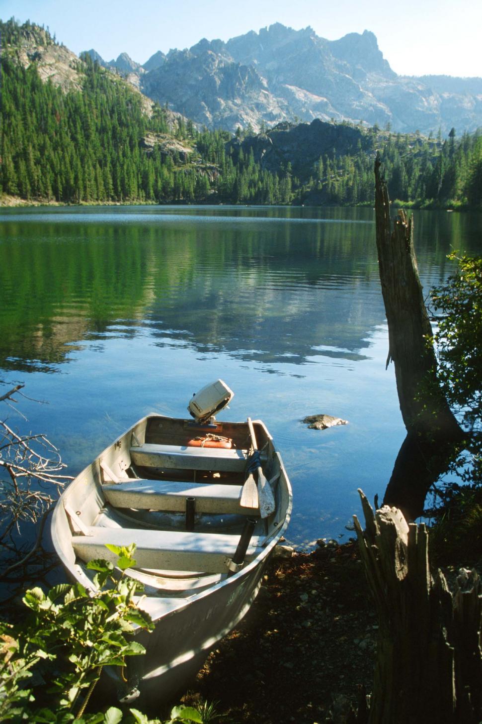 Free Image of Boat and lake and mountains 