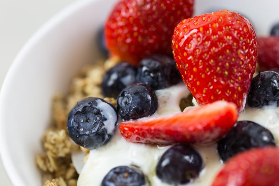 Free Image of A bowl of fruit and yogurt 