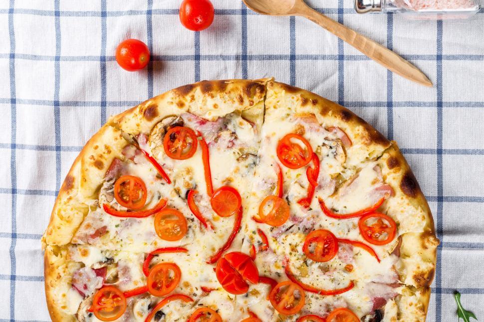 Free Image of A pizza with tomatoes and cheese 