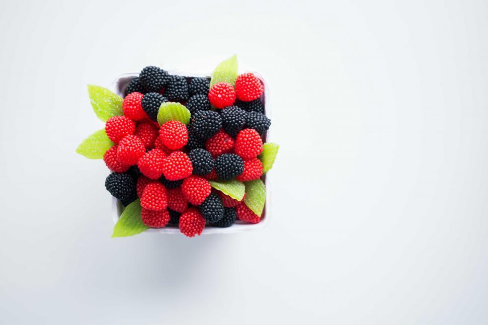 Free Image of A bowl of black and red berries 