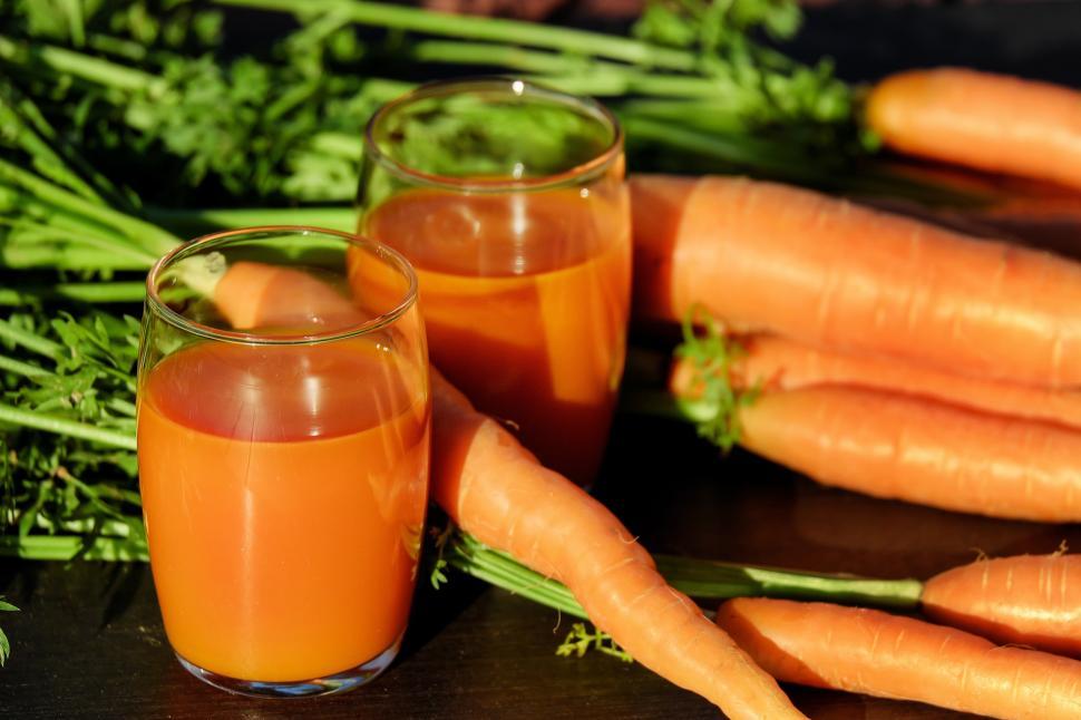 Free Image of A carrots and a glass of juice 