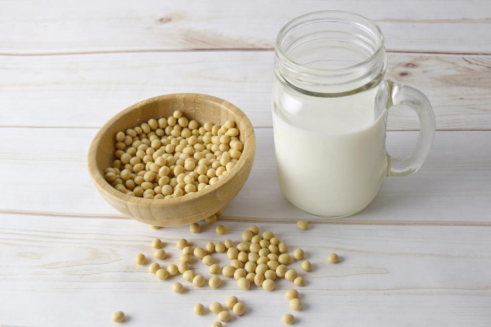 Free Image of A bowl of soybeans and a glass of milk 