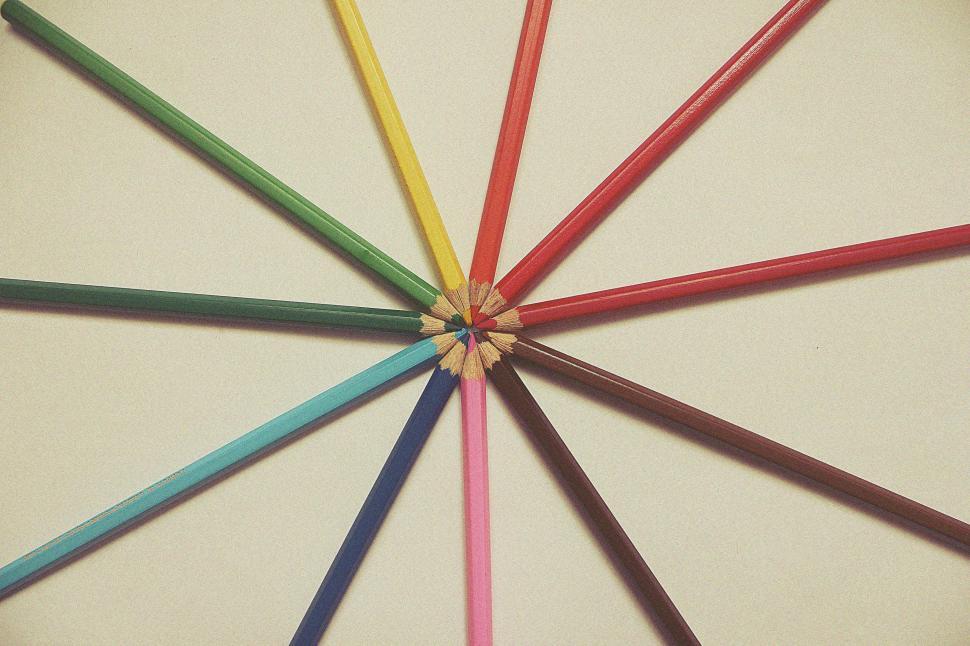Free Image of A group of colored pencils arranged in a circle 