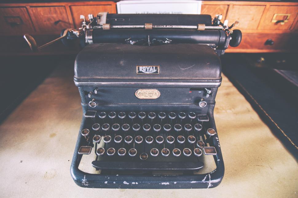 Free Image of A black typewriter on a table 