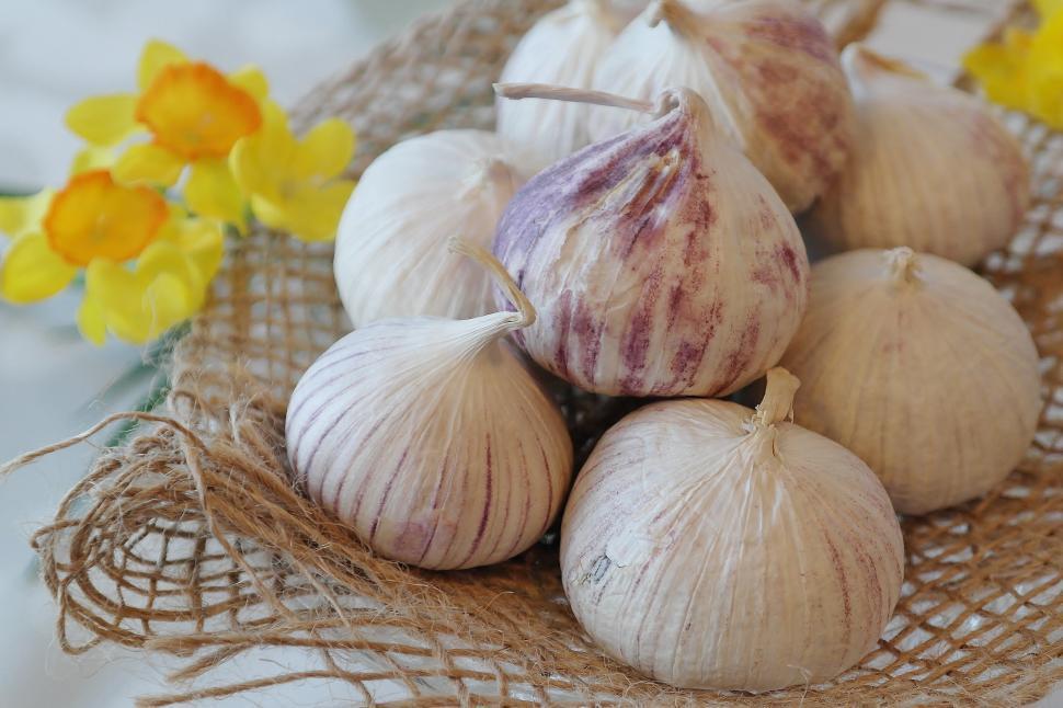 Free Image of A group of garlic bulbs in a basket 
