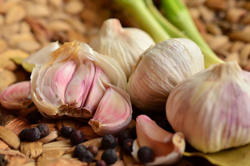 Free Image of Garlic cloves of garlic and black pepper 