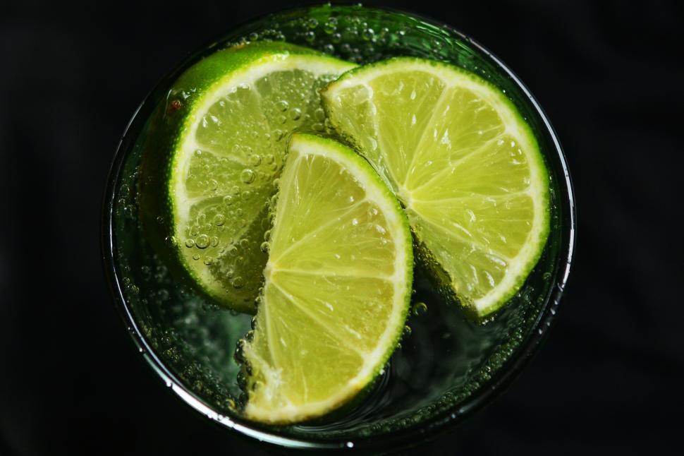 Free Image of A glass with limes in it 