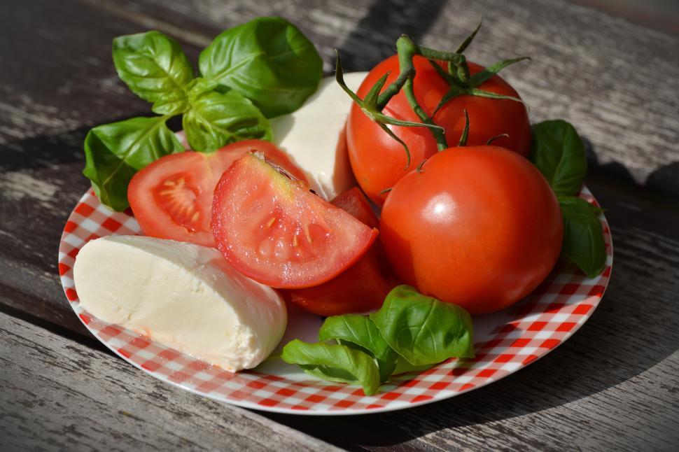 Free Image of A plate of tomatoes and cheese 
