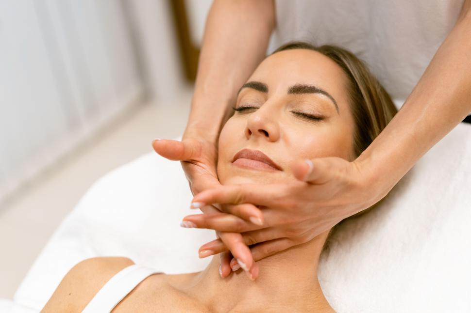 Free Image of Middle-aged woman having a head massage in a beauty salon. 