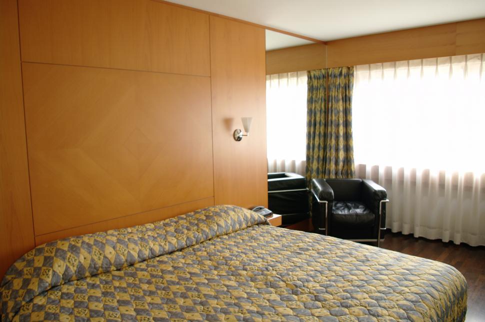 Free Image of Hotel Room With Bed and Chair 
