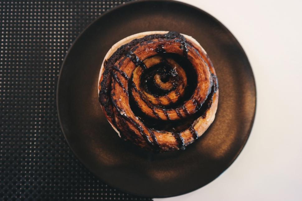 Free Image of A cinnamon roll on a plate 