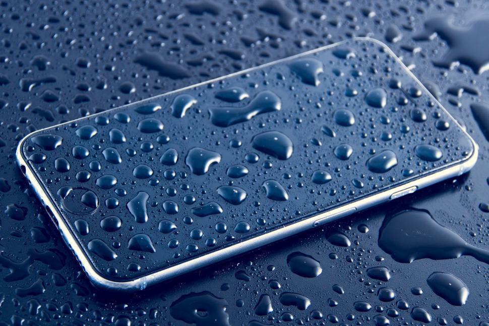 Free Image of A cell phone with water drops on it 